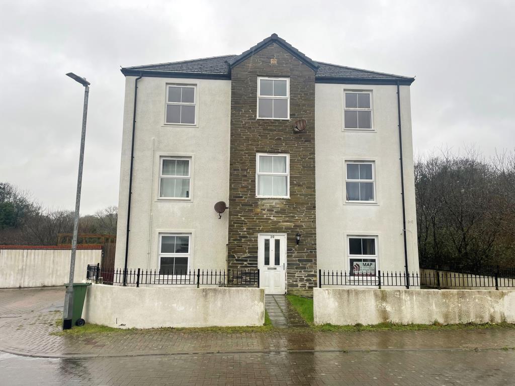 Lot: 113 - LEASEHOLD FLAT FOR IMPROVEMENT - Front elevation of three storey building